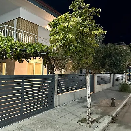 Villa Modern Seaside Retreat With Private Patio And Parking Olympiakí Aktí Exterior foto