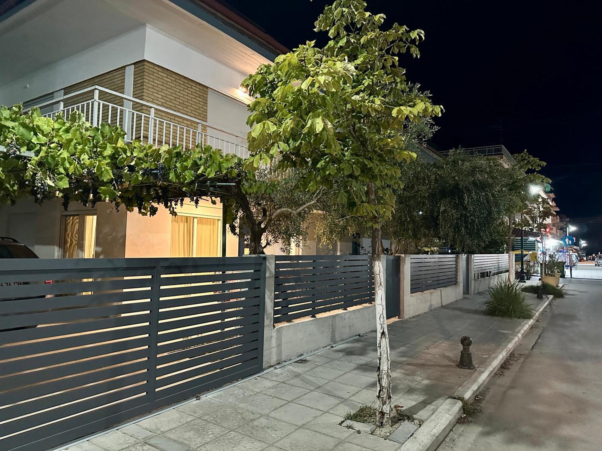 Modern Seaside Retreat With Private Patio And Parking Olympiakí Aktí