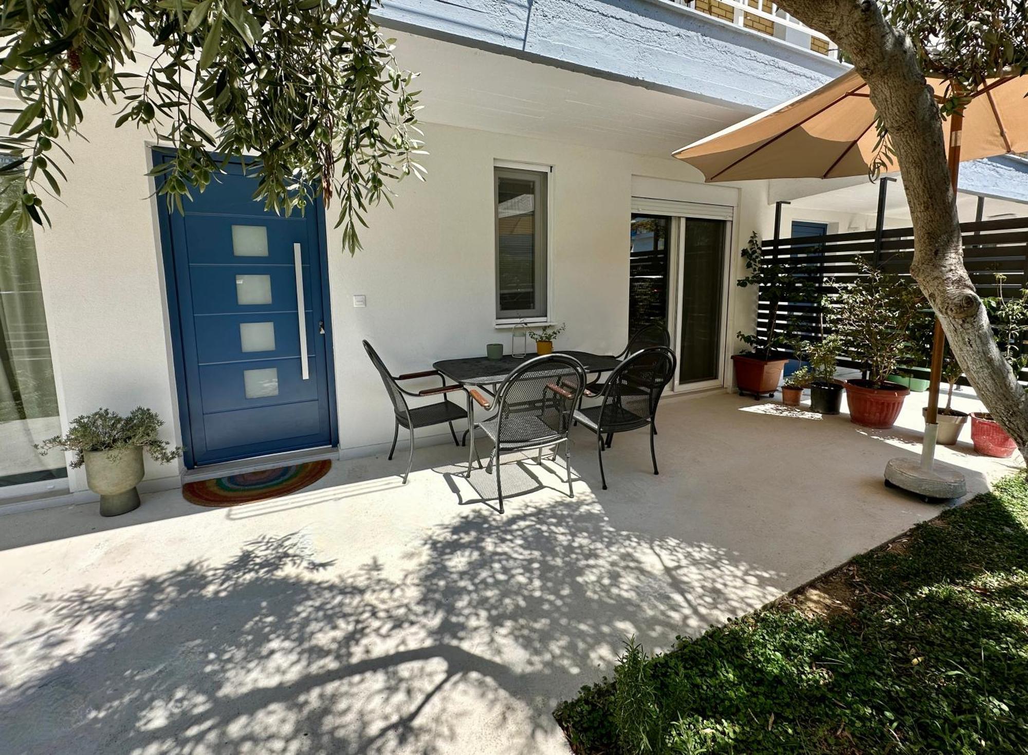 Modern Seaside Retreat With Private Patio And Parking Holiday home *