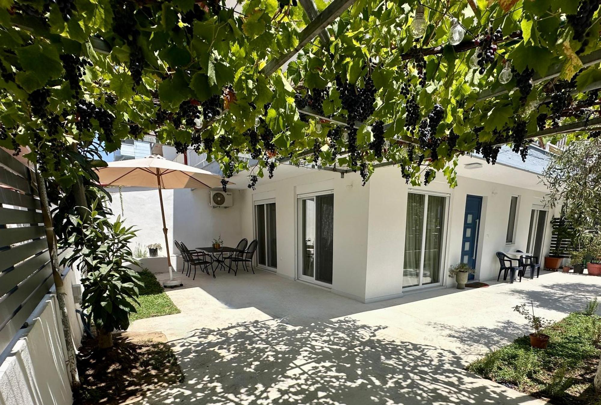 Modern Seaside Retreat With Private Patio And Parking Holiday home *